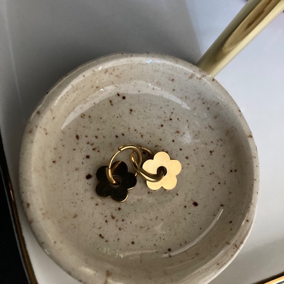 Gold tone flower earrings - Picture 1 of 2